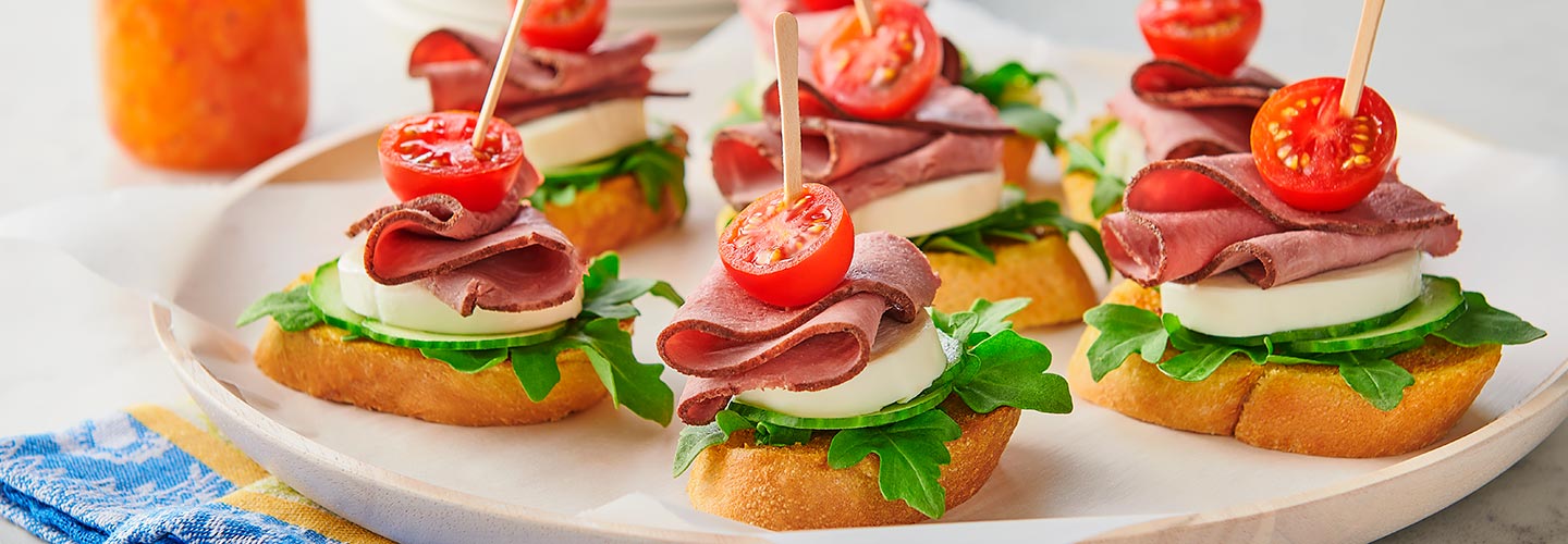 beef and arugula crostini